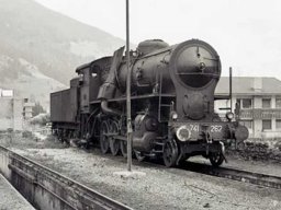 Locomotive Franco-Crosti delle FS.mp4_000195895